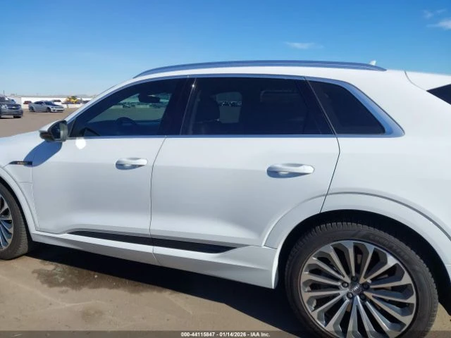 Audi E-Tron KОЖА* ПОДГРЕВ* ОБДУХВАНЕ* AMBIENT* HUD* Bang & Olu, снимка 13 - Автомобили и джипове - 53278148