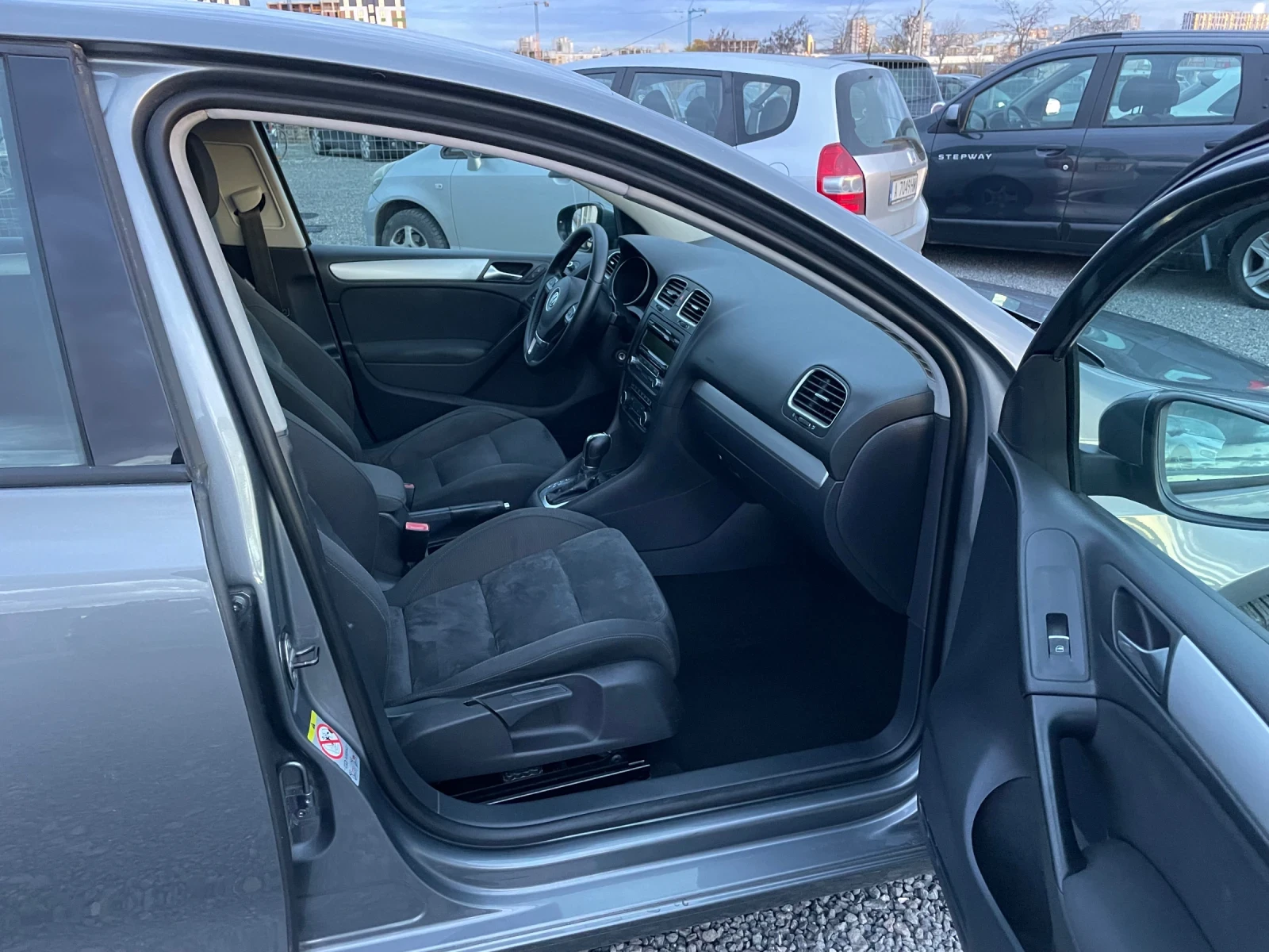 VW Golf 1.6 TDI Автоматик - изображение 10