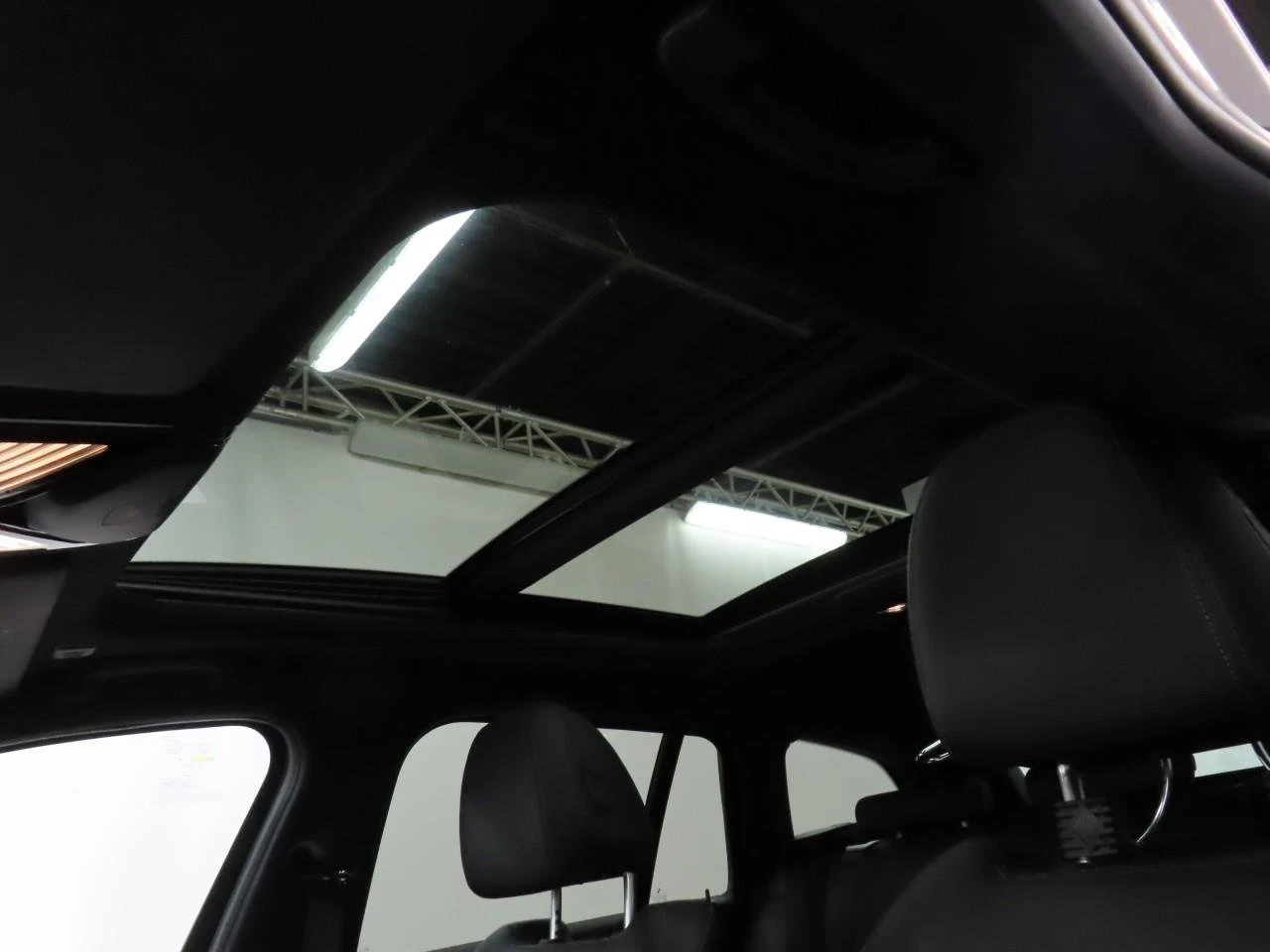 BMW 330 DIGITAL/ПОДГРЕВ/ПАНОРАМА/AMBIENT/КАМЕРА - изображение 8