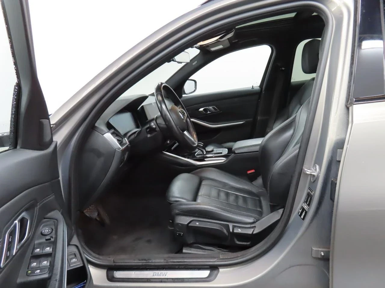 BMW 330 DIGITAL/ПОДГРЕВ/ПАНОРАМА/AMBIENT/КАМЕРА - изображение 3