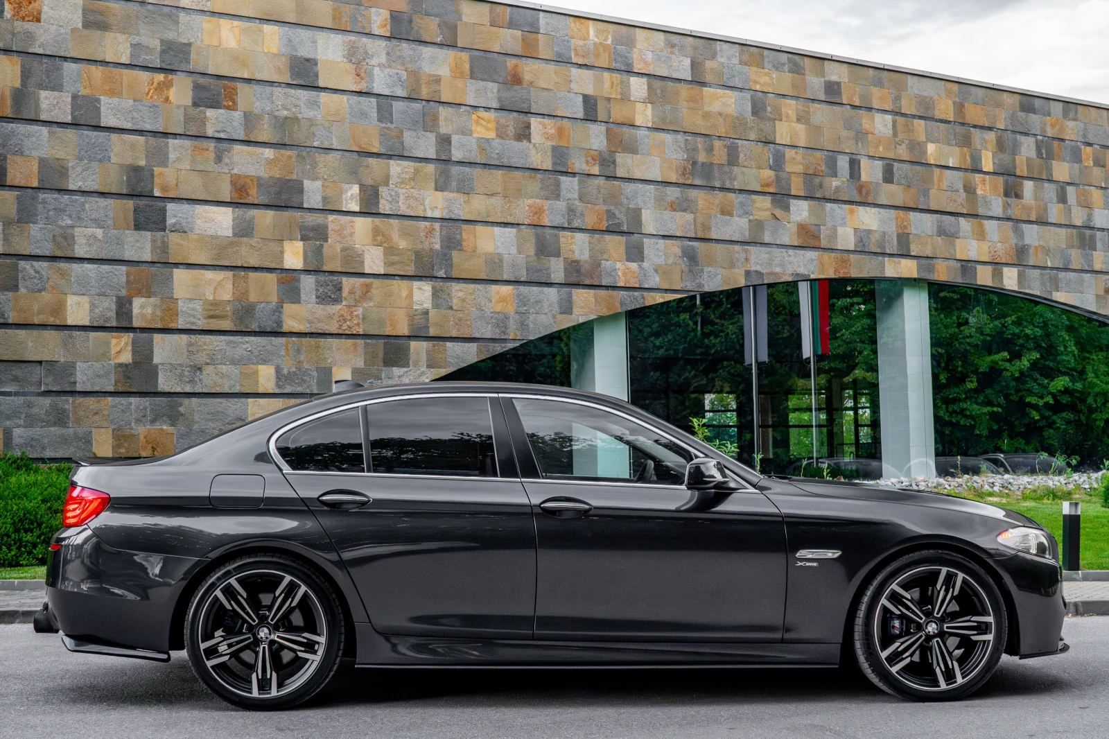 BMW 530 d* X-DRIVE* M-SPORT* CARBON* LED* HEAD UP* , снимка 6 - Автомобили и джипове - 54129570