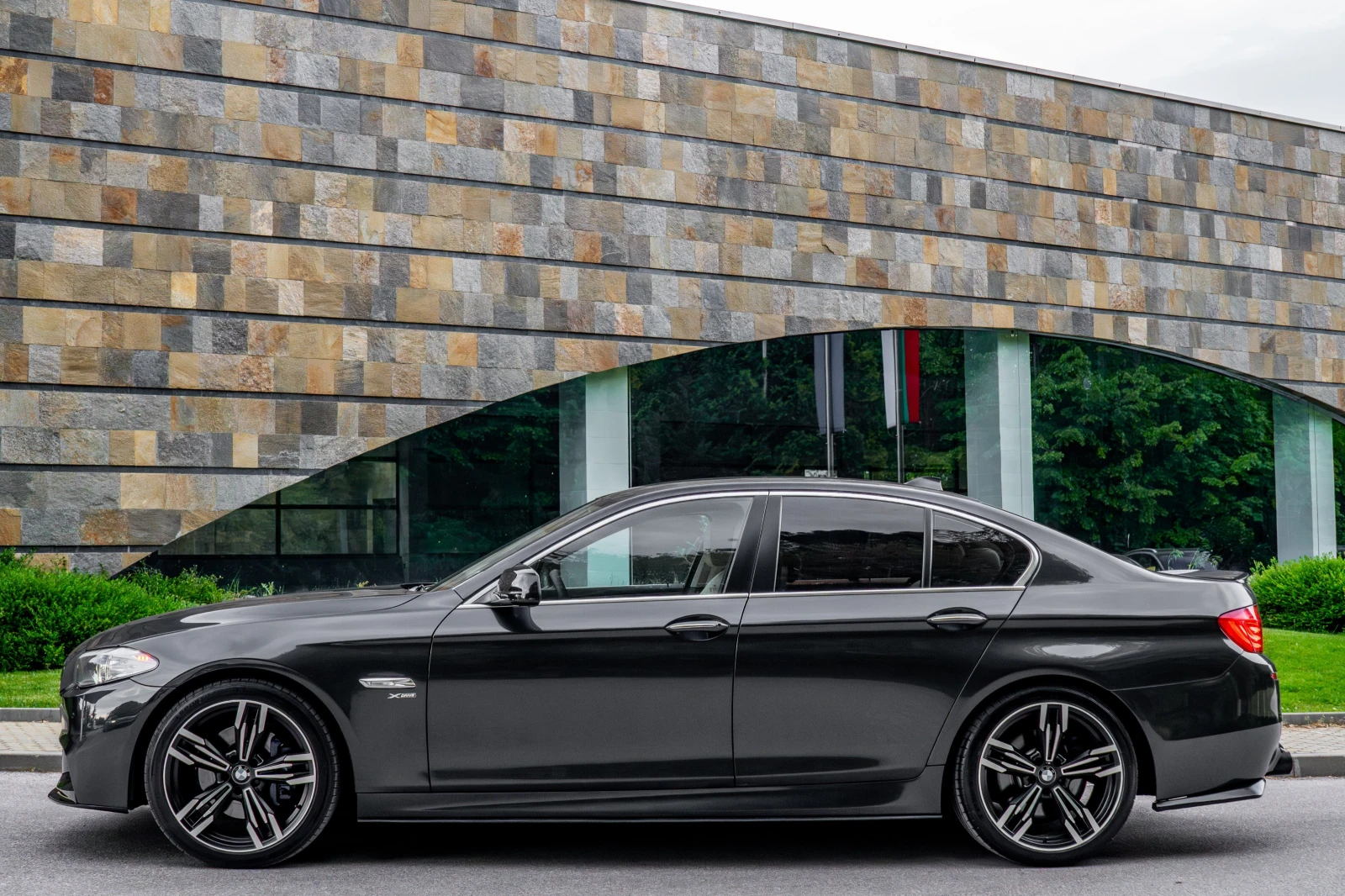 BMW 530 d* X-DRIVE* M-SPORT* CARBON* LED* HEAD UP* , снимка 2 - Автомобили и джипове - 54129570