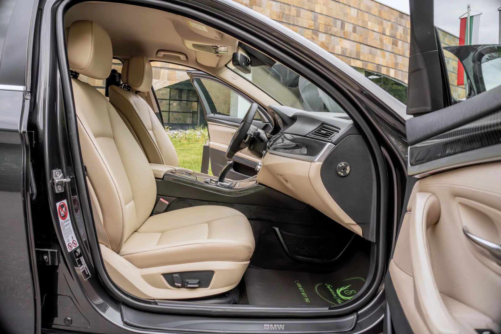 BMW 530 d* X-DRIVE* M-SPORT* CARBON* LED* HEAD UP* , снимка 12 - Автомобили и джипове - 54129570