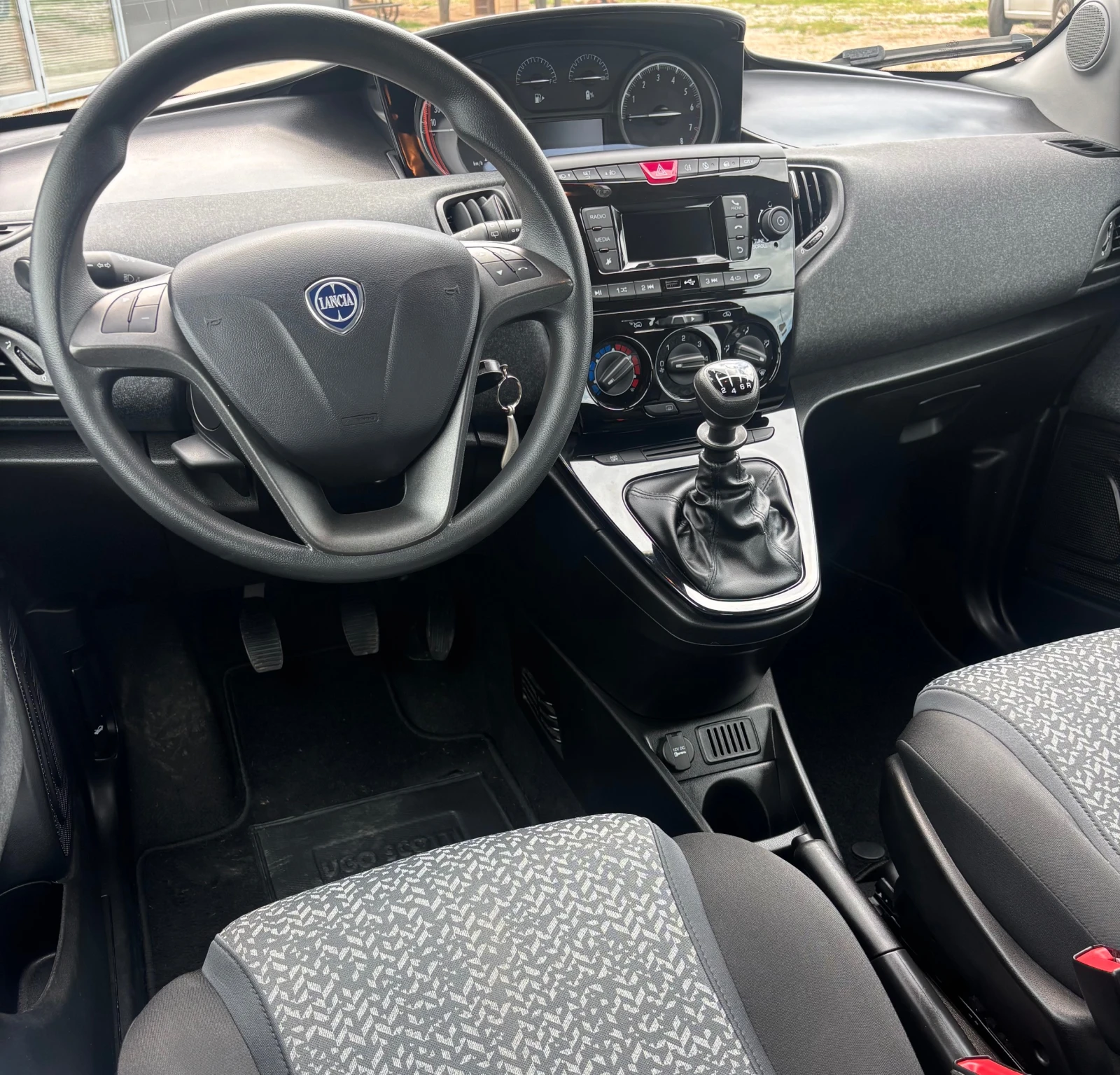 Lancia Ypsilon 1.0i-хибрид, снимка 11 - Автомобили и джипове - 54637136