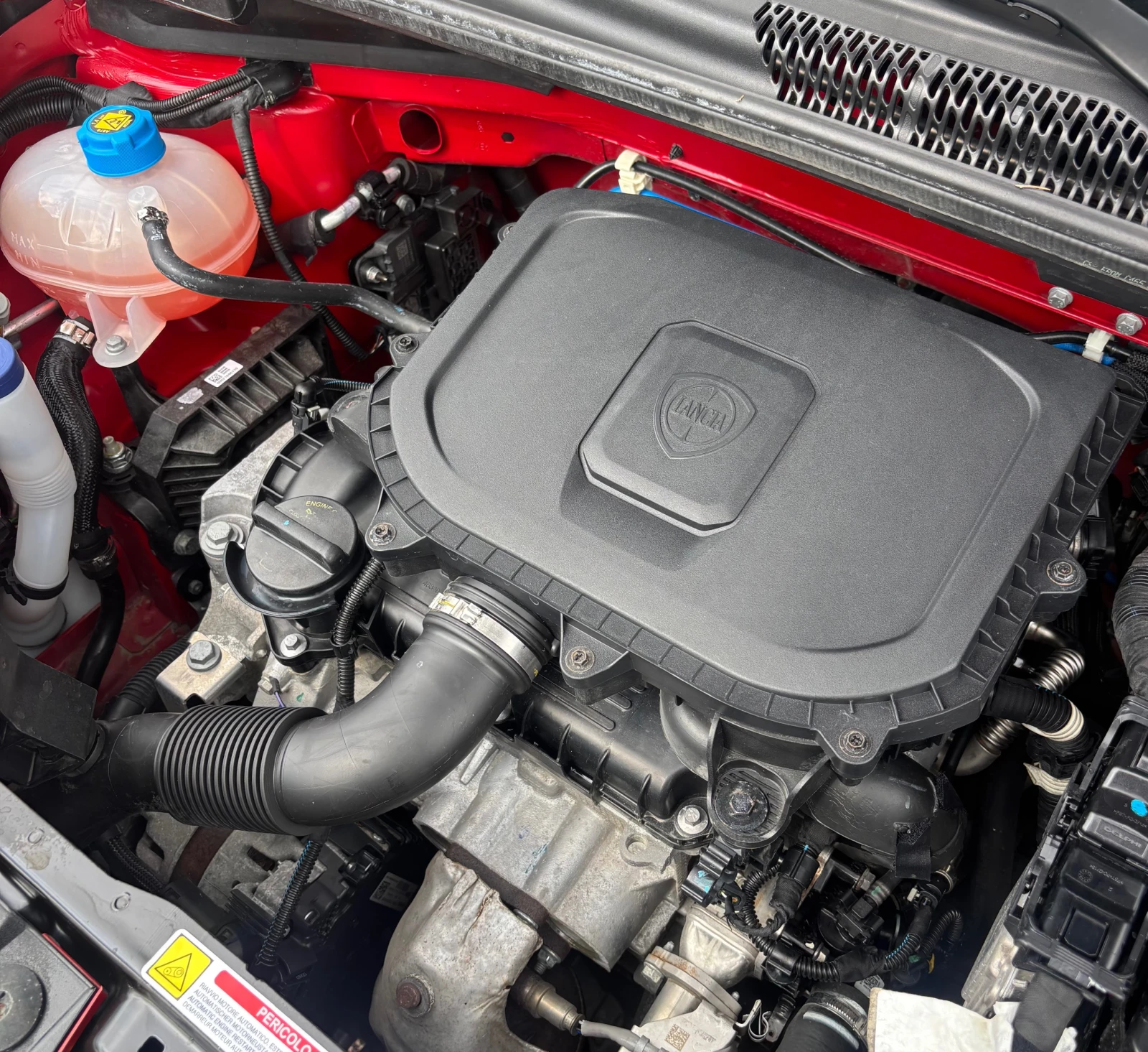 Lancia Ypsilon 1.0i-хибрид, снимка 13 - Автомобили и джипове - 54637136