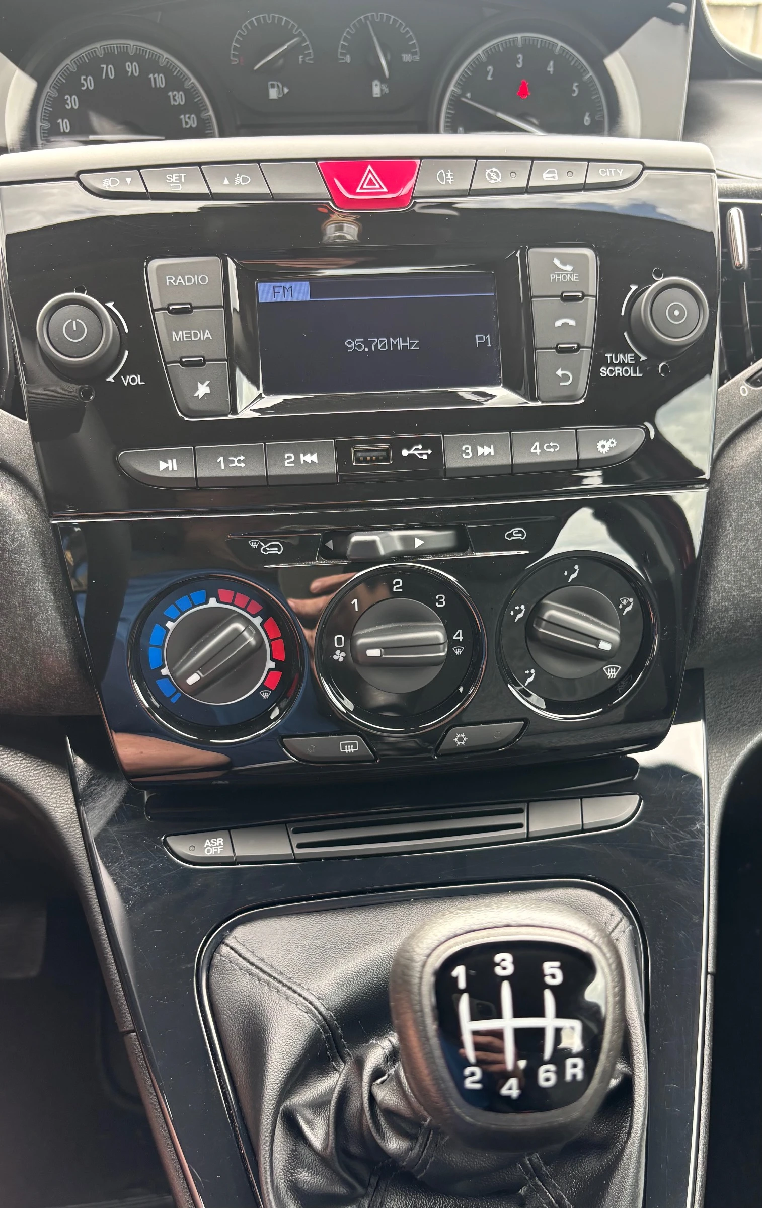 Lancia Ypsilon 1.0i-хибрид, снимка 15 - Автомобили и джипове - 54637136