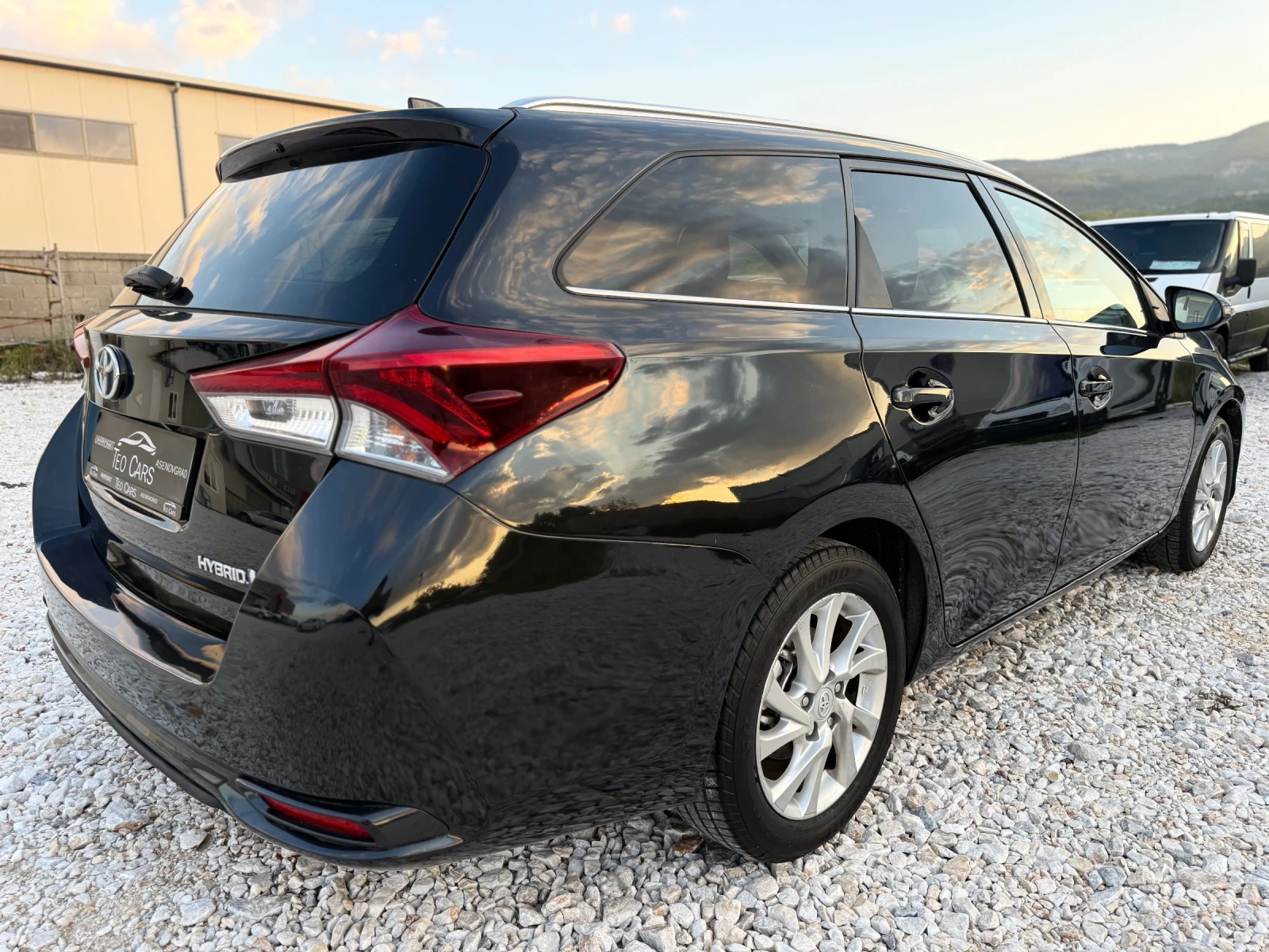 Toyota Auris 1.8 HYBRID / FACELIFT / NAVI / CAMERA / EURO 6B, снимка 7 - Автомобили и джипове - 54679620