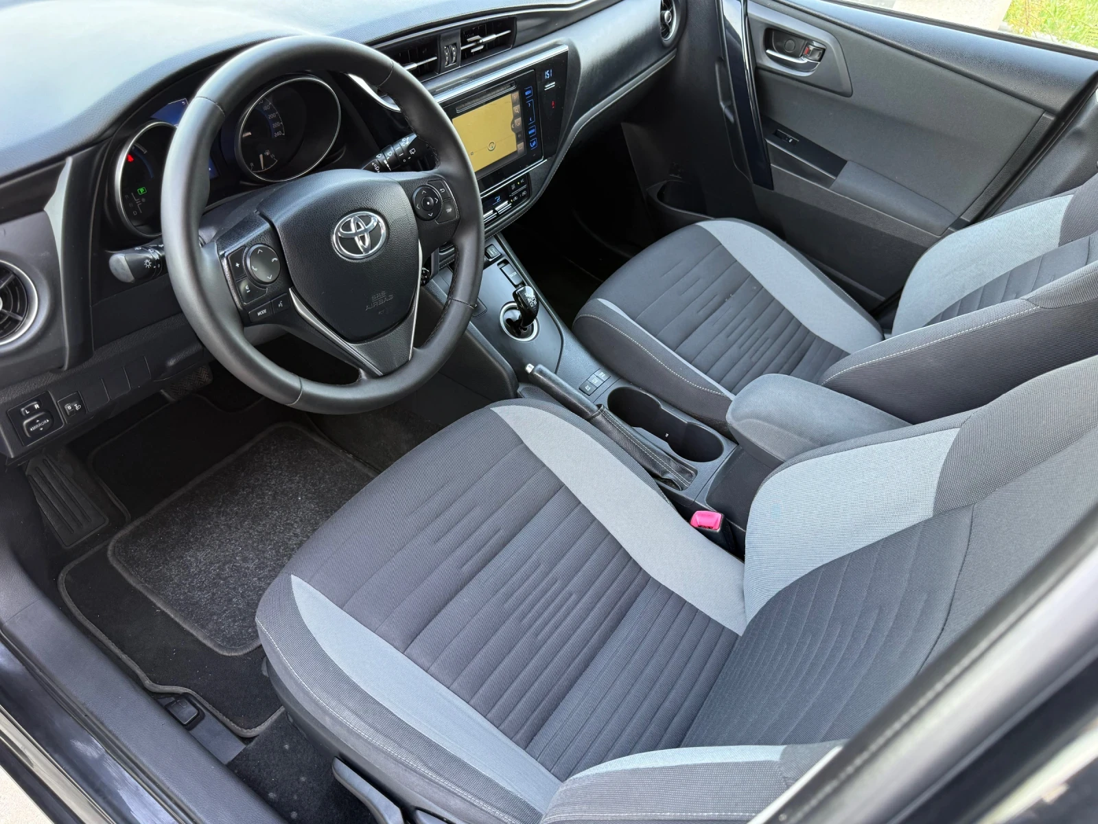 Toyota Auris 1.8 HYBRID / FACELIFT / NAVI / CAMERA / EURO 6B, снимка 10 - Автомобили и джипове - 54679620