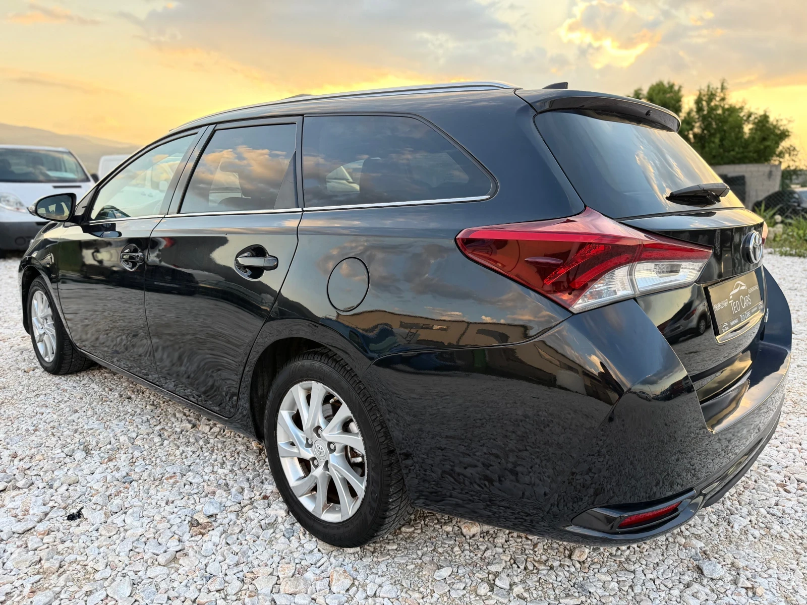 Toyota Auris 1.8 HYBRID / FACELIFT / NAVI / CAMERA / EURO 6B, снимка 5 - Автомобили и джипове - 54679620