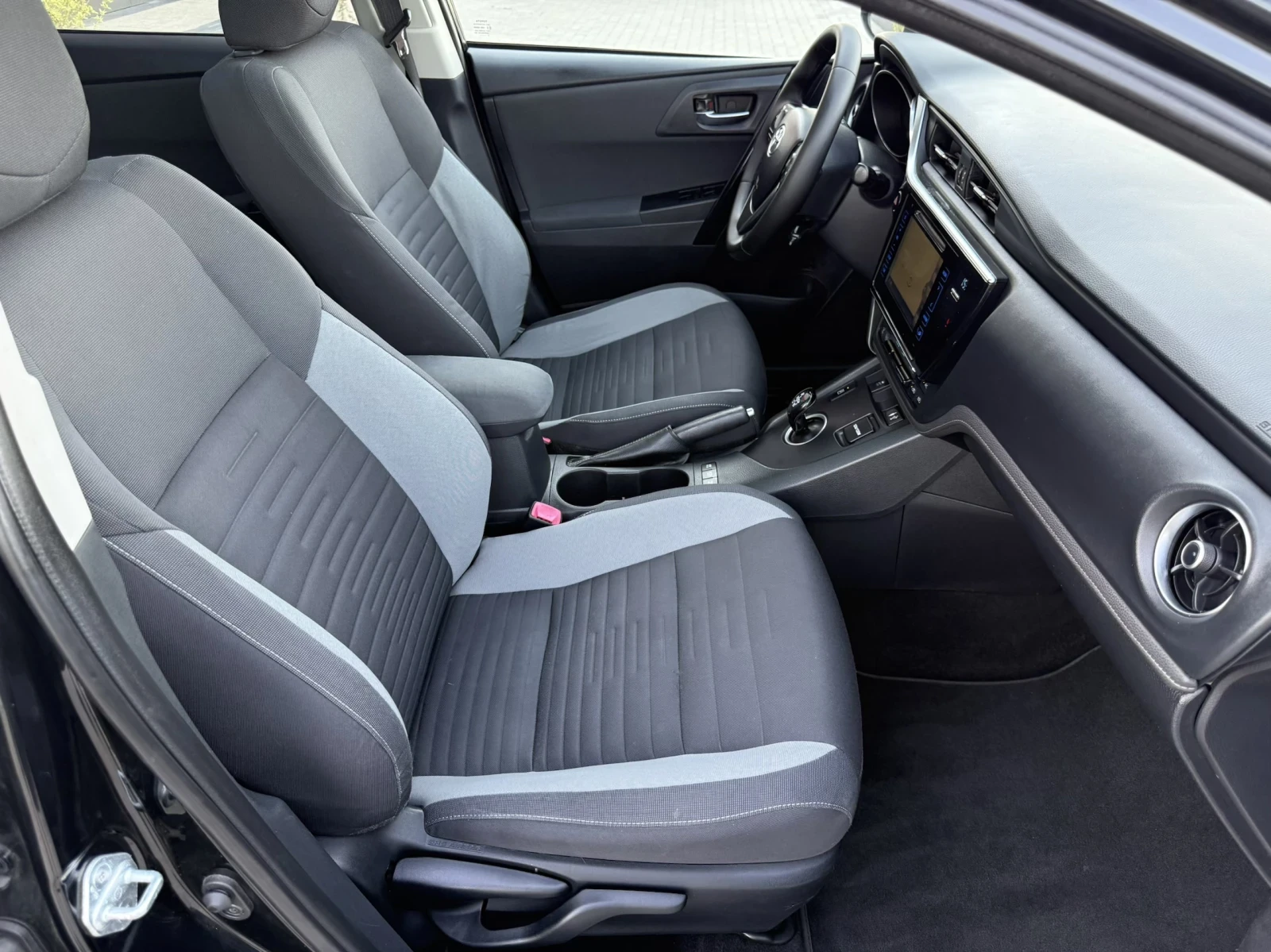 Toyota Auris 1.8 HYBRID / FACELIFT / NAVI / CAMERA / EURO 6B, снимка 11 - Автомобили и джипове - 54679620