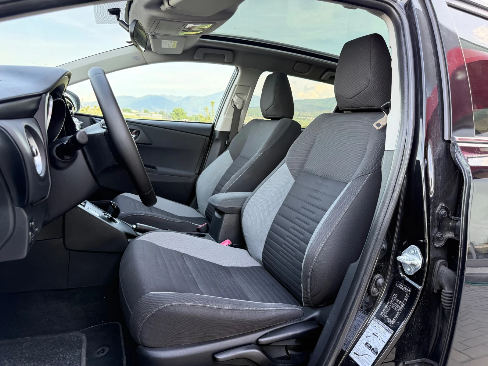 Toyota Auris 1.8 HYBRID / FACELIFT / NAVI / CAMERA / EURO 6B, снимка 9 - Автомобили и джипове - 54679620