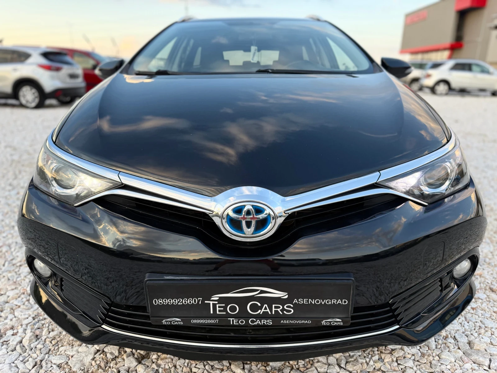 Toyota Auris 1.8 HYBRID / FACELIFT / NAVI / CAMERA / EURO 6B, снимка 2 - Автомобили и джипове - 54679620