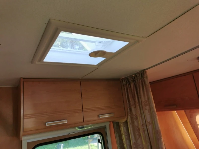 Каравана Caravelair Emeraude 4, снимка 10 - Каравани и кемпери - 47299879