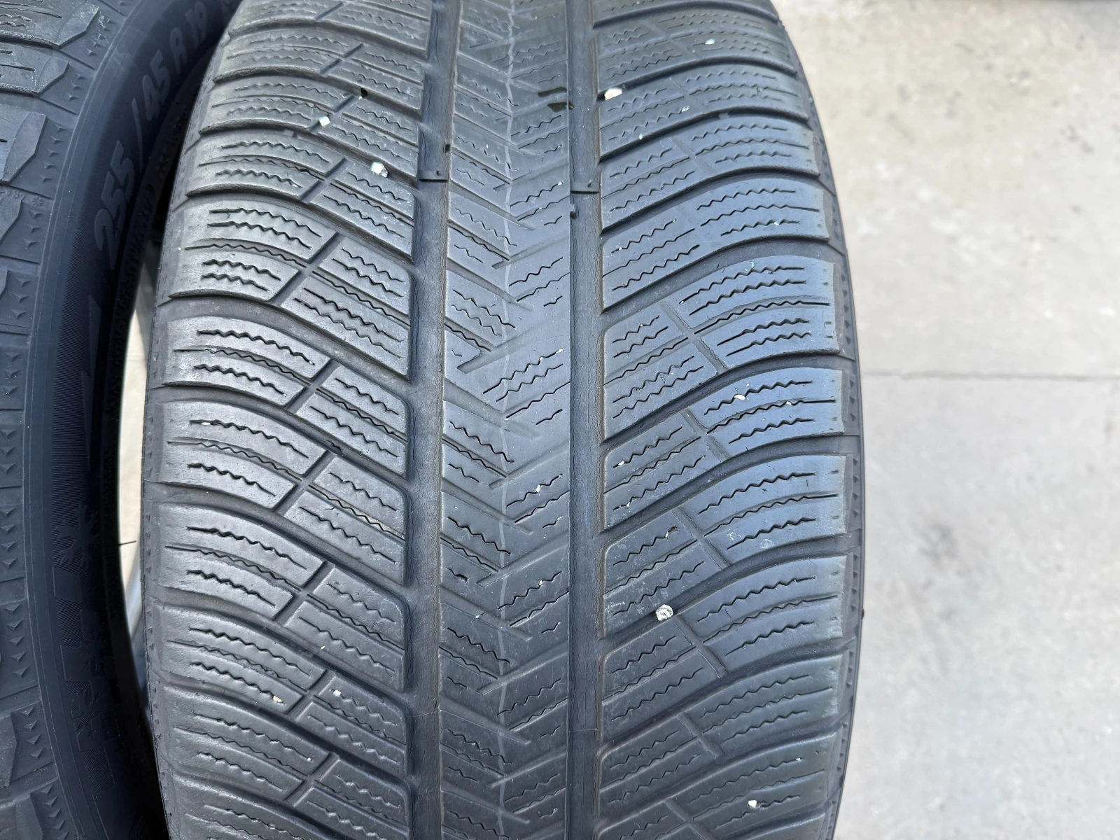 Гуми Зимни 255/45R19, снимка 3 - Гуми и джанти - 55832791