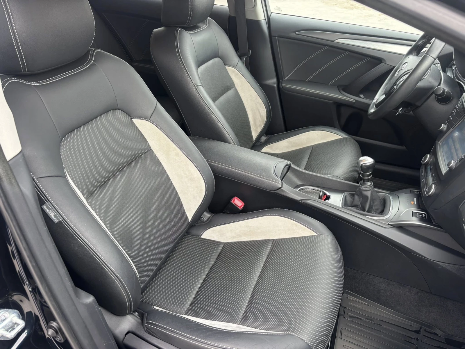 Toyota Avensis 1.8i EURO5 КОЖА-АЛКАНТАРА, снимка 11 - Автомобили и джипове - 54165121