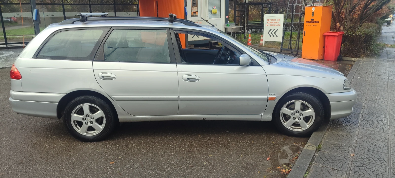 Toyota Avensis 1.8 LPG, снимка 5 - Автомобили и джипове - 54274040