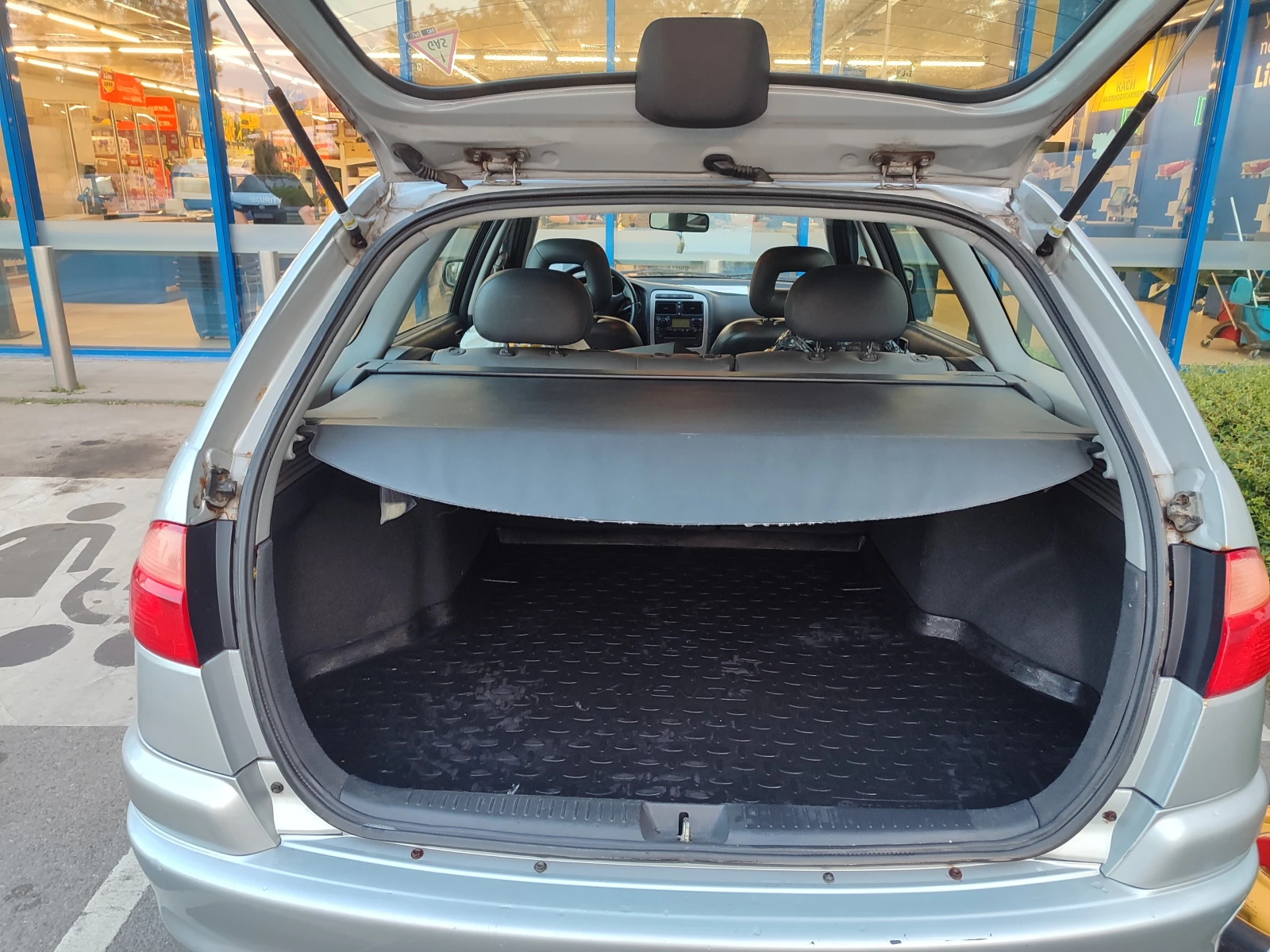 Toyota Avensis 1.8 LPG, снимка 11 - Автомобили и джипове - 54274040