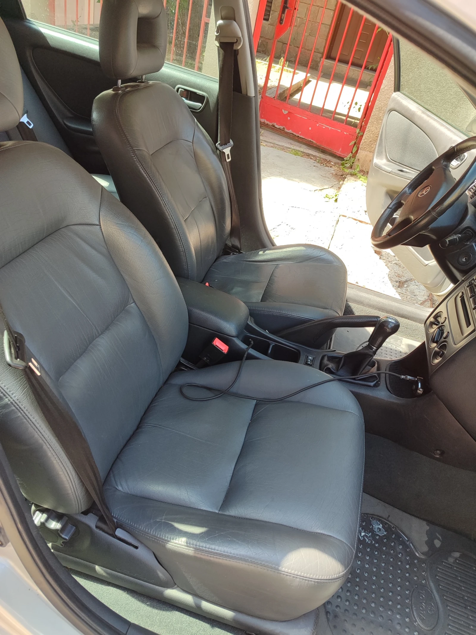 Toyota Avensis 1.8 LPG, снимка 10 - Автомобили и джипове - 54274040