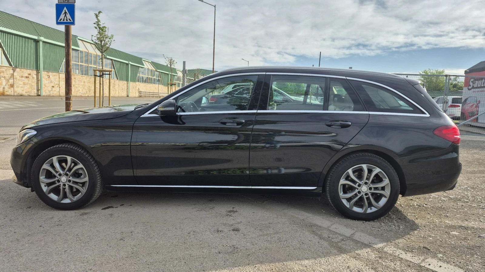 Mercedes-Benz C 220 Cdi 150 000 km * Бяла Кожа * Обслужен* Бартер, снимка 2 - Автомобили и джипове - 54337424