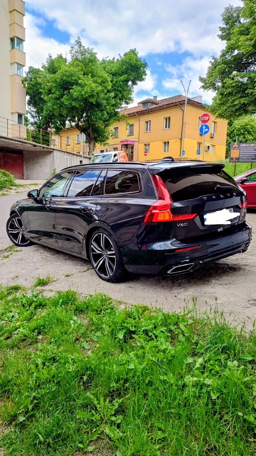 Volvo V60 2.0 D4 R-Design 2021 година , снимка 2 - Автомобили и джипове - 55233213
