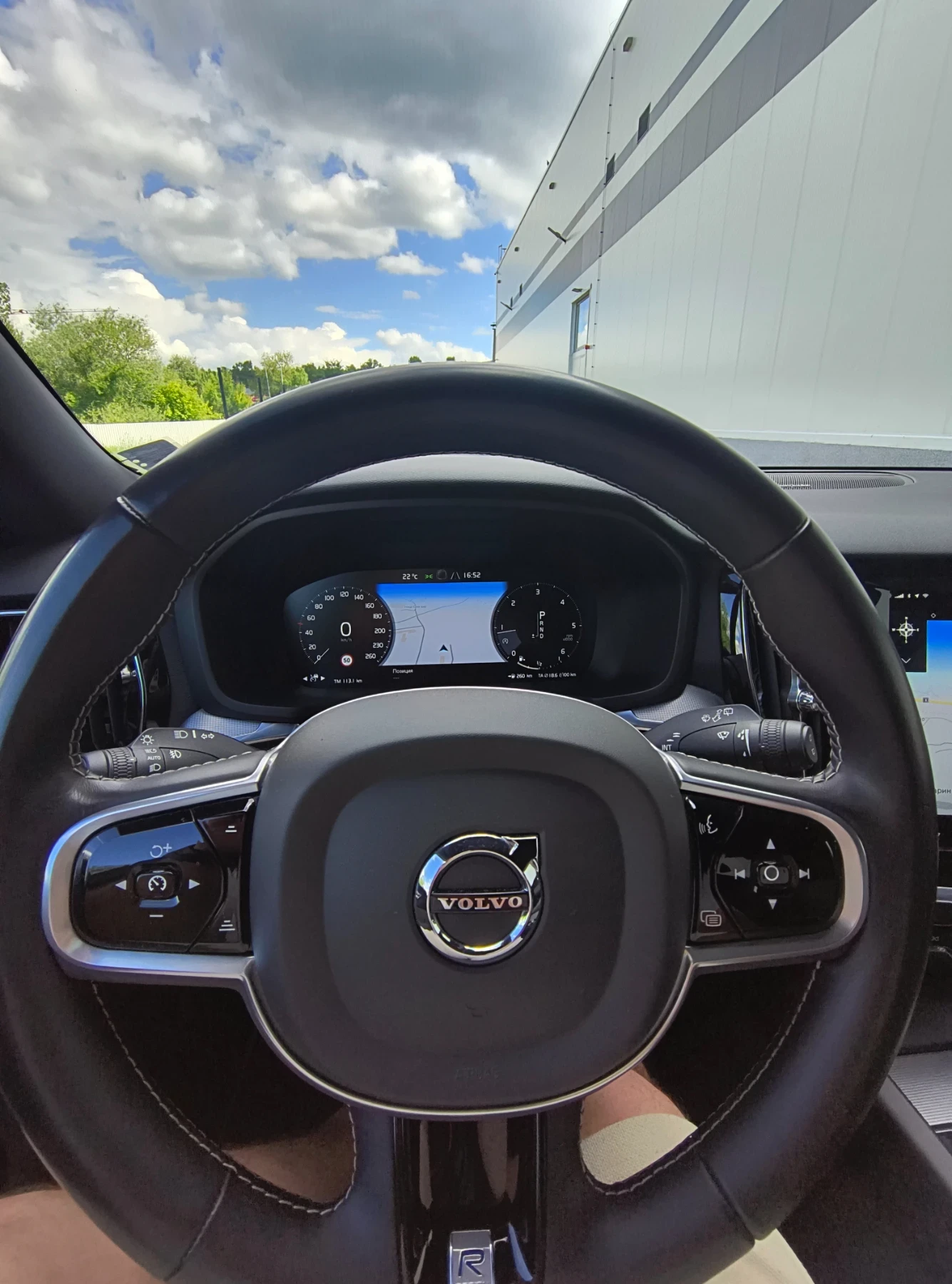 Volvo V60 2.0 D4 R-Design 2021 година , снимка 13 - Автомобили и джипове - 55233213