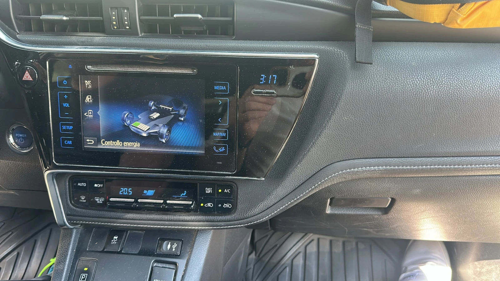 Toyota Auris 1.8HYBRID, снимка 5 - Автомобили и джипове - 55988760