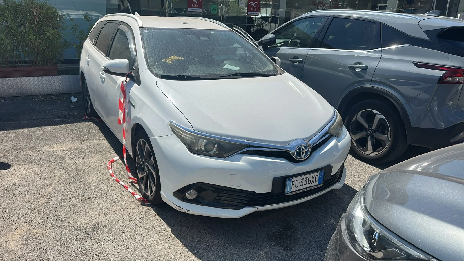 Toyota Auris 1.8HYBRID, снимка 2 - Автомобили и джипове - 55988760