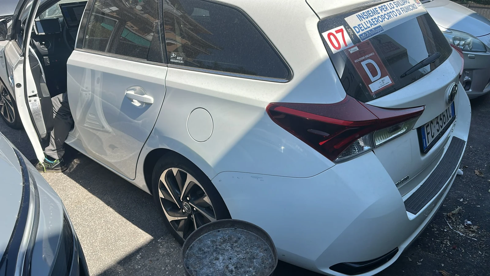 Toyota Auris 1.8HYBRID, снимка 3 - Автомобили и джипове - 55988760