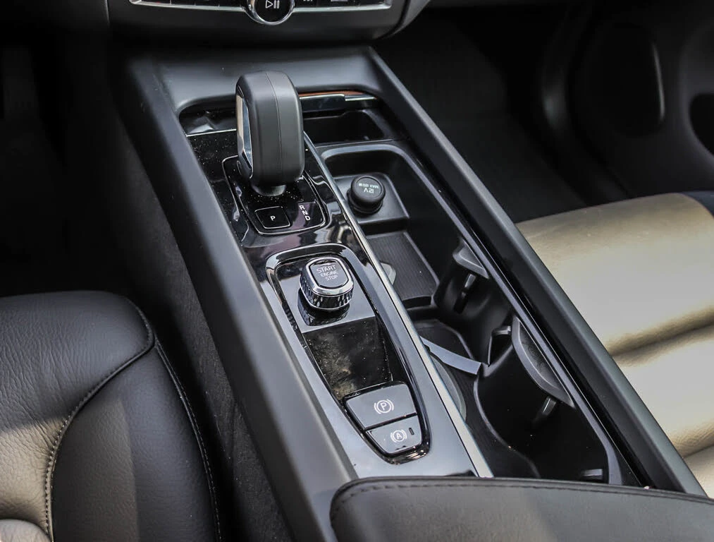 Volvo XC60 B5 Plus* AWD* АвтоКредит* (ЦЕНА ДО БГ), снимка 12 - Автомобили и джипове - 53724287