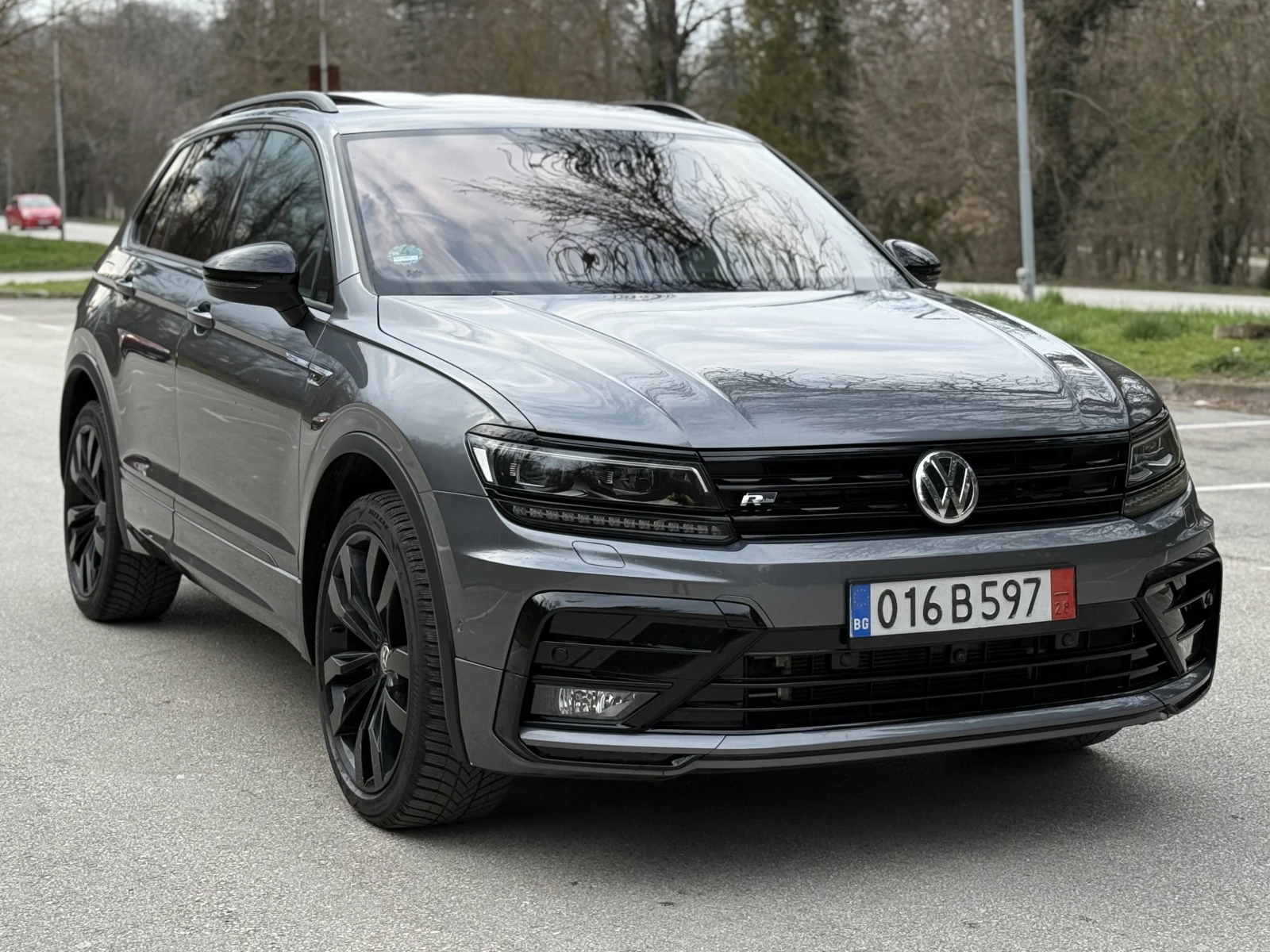 VW Tiguan 2.0TDI* 4MOTION* R-LINE* PANO* CAM* ТЕГЛИЧ* ПЕЧКА*, снимка 3 - Автомобили и джипове - 53968591