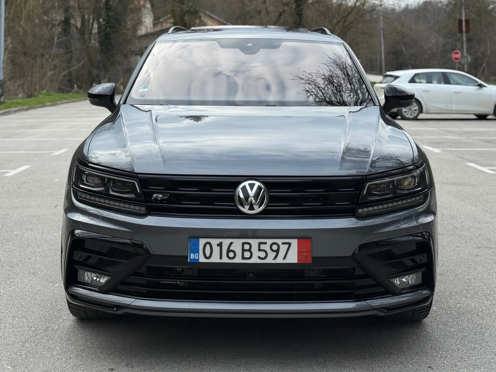 VW Tiguan 2.0TDI* 4MOTION* R-LINE* PANO* CAM* ТЕГЛИЧ* ПЕЧКА*, снимка 2 - Автомобили и джипове - 53968591