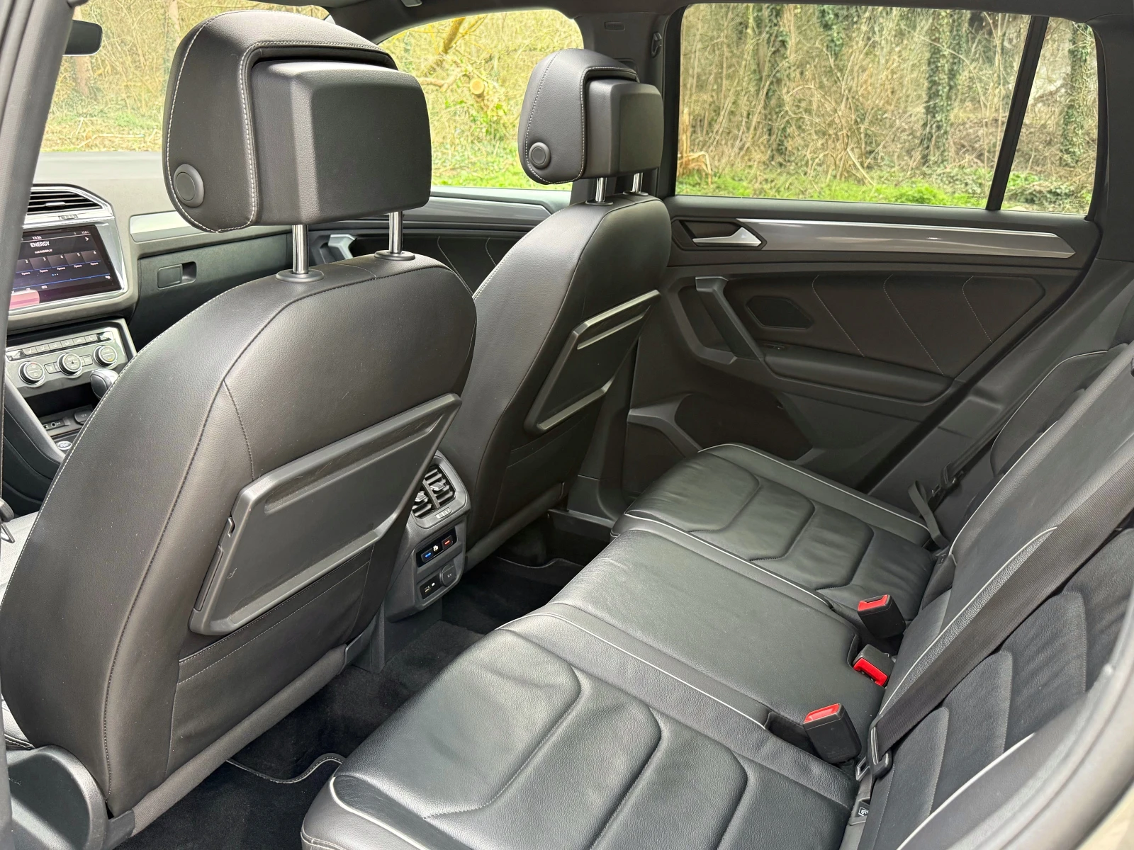 VW Tiguan 2.0TDI* 4MOTION* R-LINE* PANO* CAM* ТЕГЛИЧ* ПЕЧКА*, снимка 12 - Автомобили и джипове - 53968591