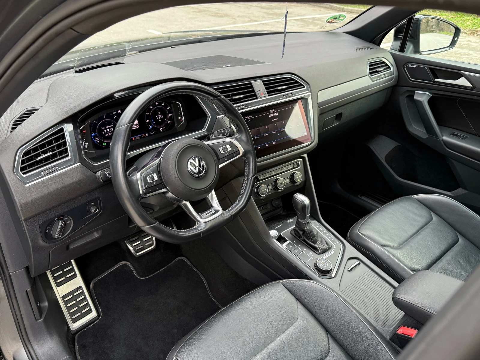 VW Tiguan 2.0TDI* 4MOTION* R-LINE* PANO* CAM* ТЕГЛИЧ* ПЕЧКА*, снимка 6 - Автомобили и джипове - 53968591