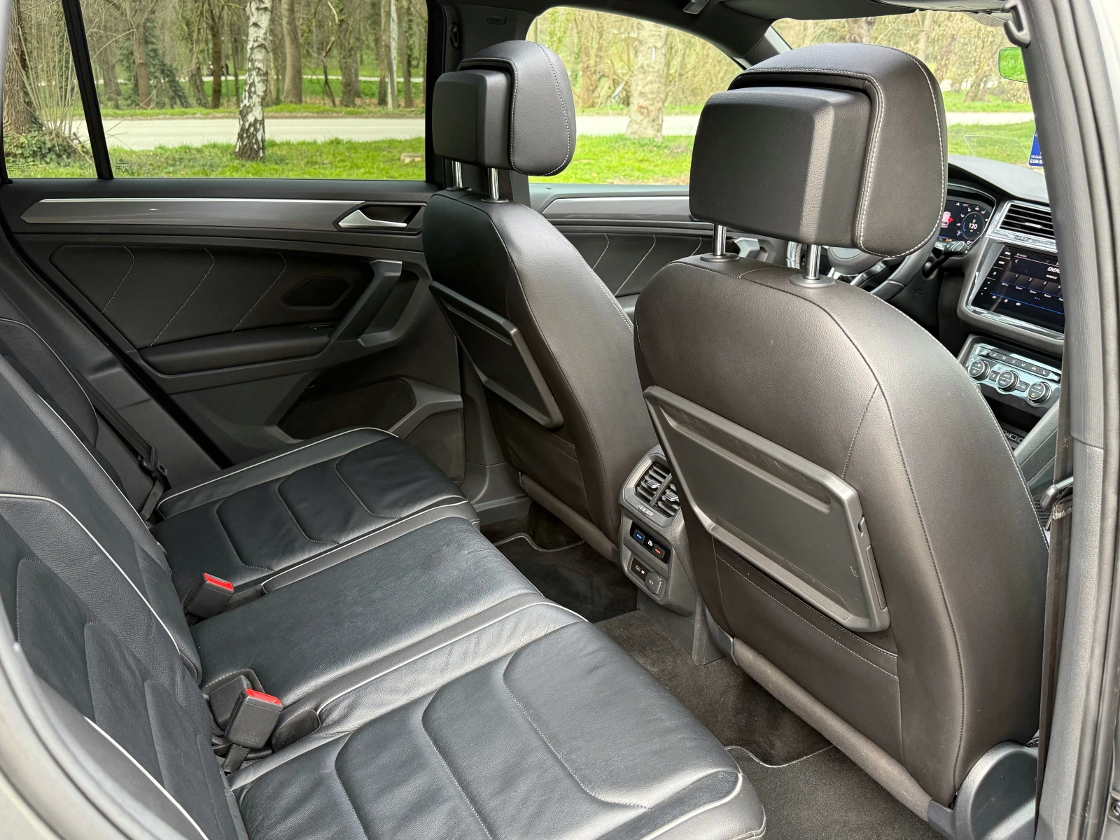 VW Tiguan 2.0TDI* 4MOTION* R-LINE* PANO* CAM* ТЕГЛИЧ* ПЕЧКА*, снимка 11 - Автомобили и джипове - 53968591