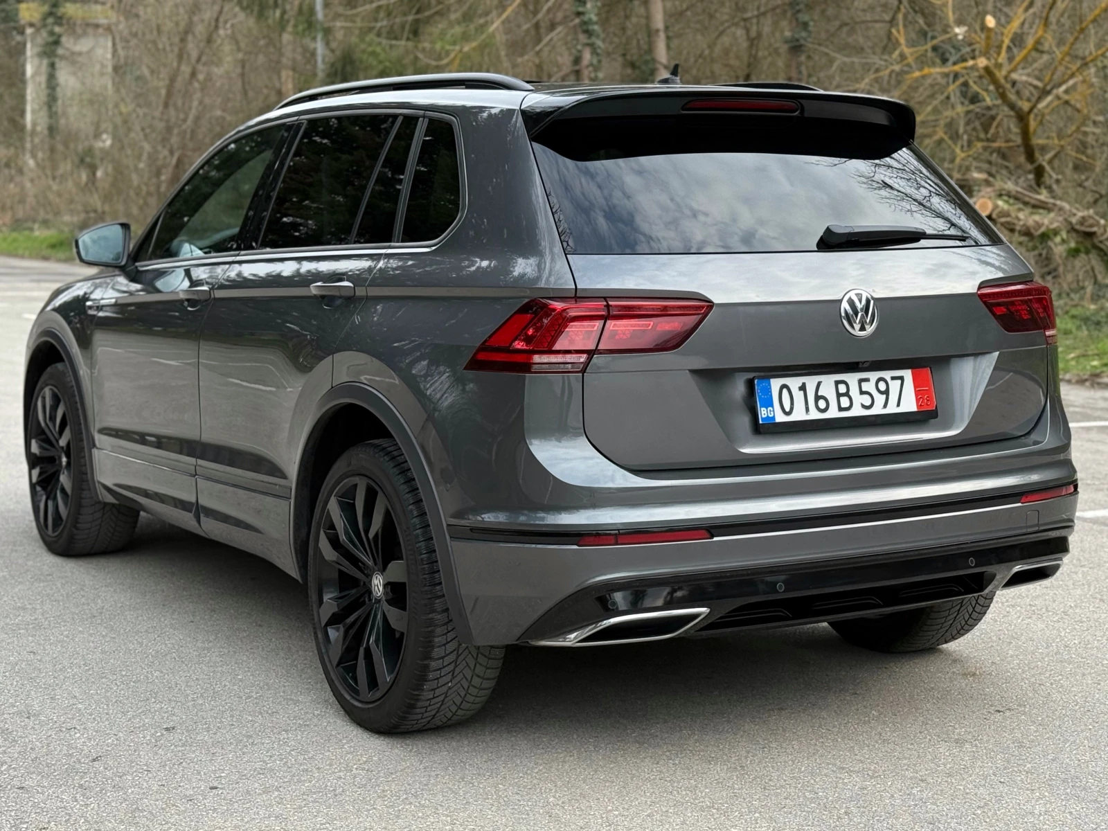 VW Tiguan 2.0TDI* 4MOTION* R-LINE* PANO* CAM* ТЕГЛИЧ* ПЕЧКА*, снимка 5 - Автомобили и джипове - 53968591