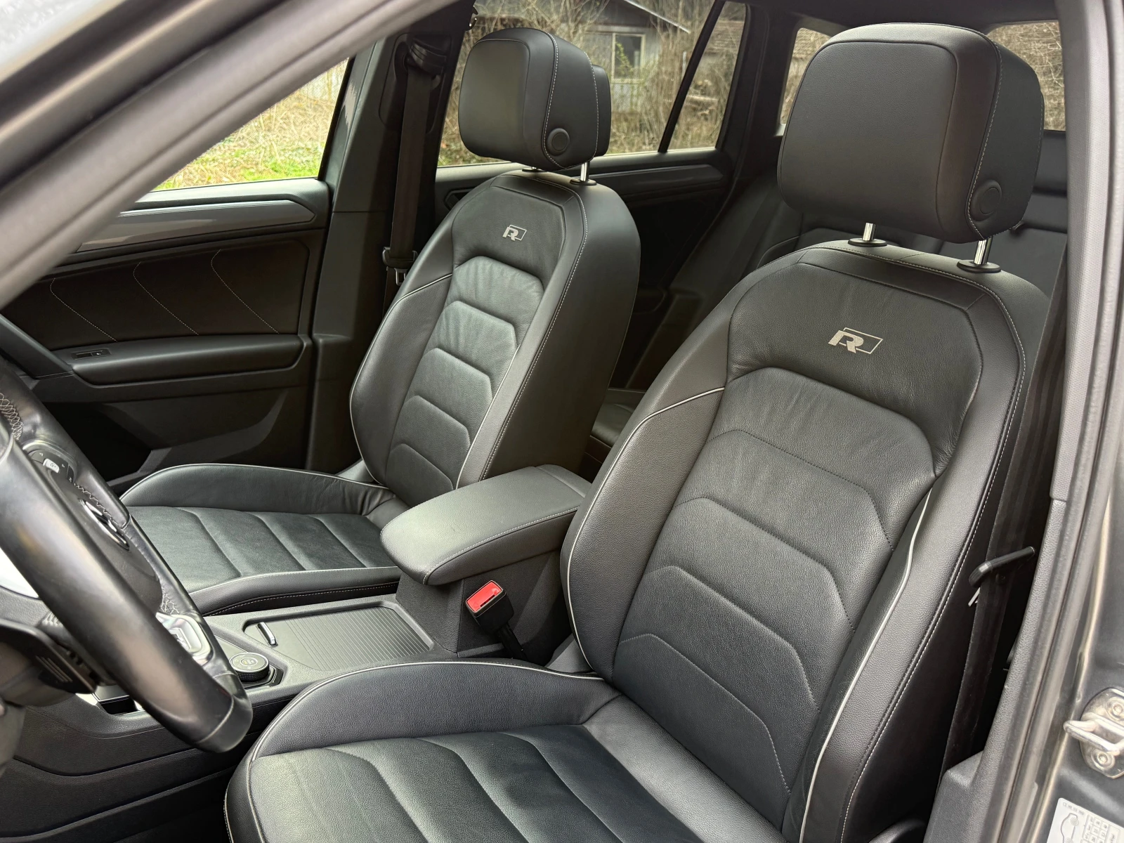 VW Tiguan 2.0TDI* 4MOTION* R-LINE* PANO* CAM* ТЕГЛИЧ* ПЕЧКА*, снимка 9 - Автомобили и джипове - 53968591