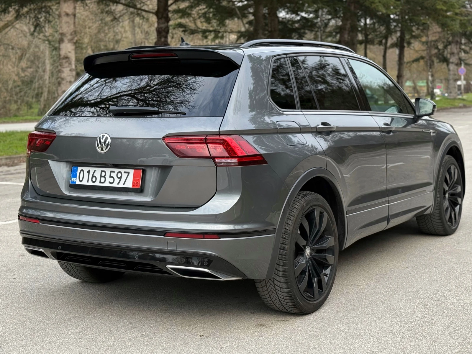 VW Tiguan 2.0TDI* 4MOTION* R-LINE* PANO* CAM* ТЕГЛИЧ* ПЕЧКА*, снимка 4 - Автомобили и джипове - 53968591