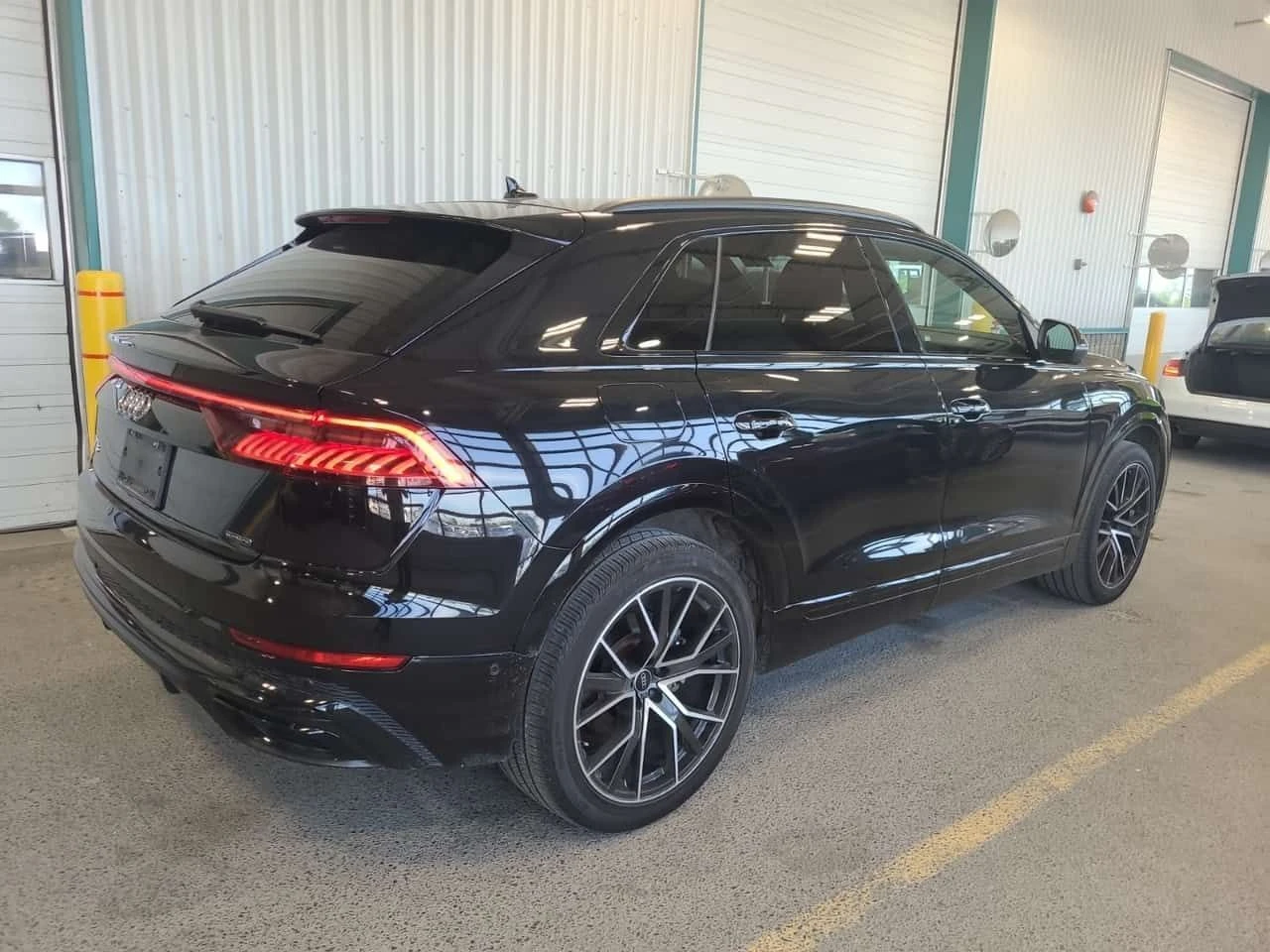 Audi Q8  PROGRESSIV /.360 / ОБДУХВАНЕ / АВТОКРЕДИТ , снимка 3 - Автомобили и джипове - 54775129