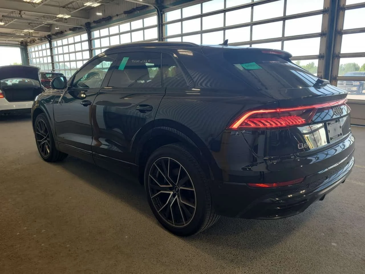 Audi Q8  PROGRESSIV /.360 / ОБДУХВАНЕ / АВТОКРЕДИТ , снимка 4 - Автомобили и джипове - 54775129