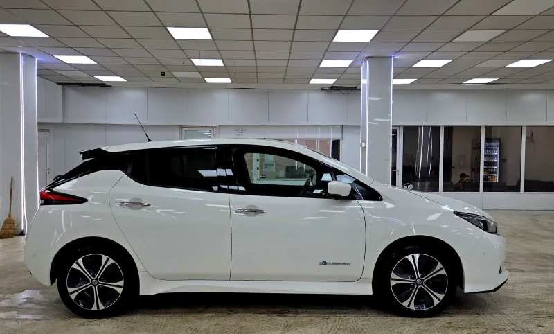 Nissan Leaf  62KWh/TEKNA/ЗАВЕРЕНА СЕРВИЗНА КНИЖКА, снимка 2 - Автомобили и джипове - 53214332