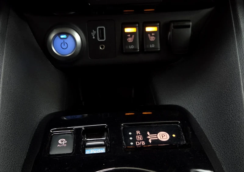 Nissan Leaf  62KWh/TEKNA/ЗАВЕРЕНА СЕРВИЗНА КНИЖКА, снимка 13 - Автомобили и джипове - 53214332