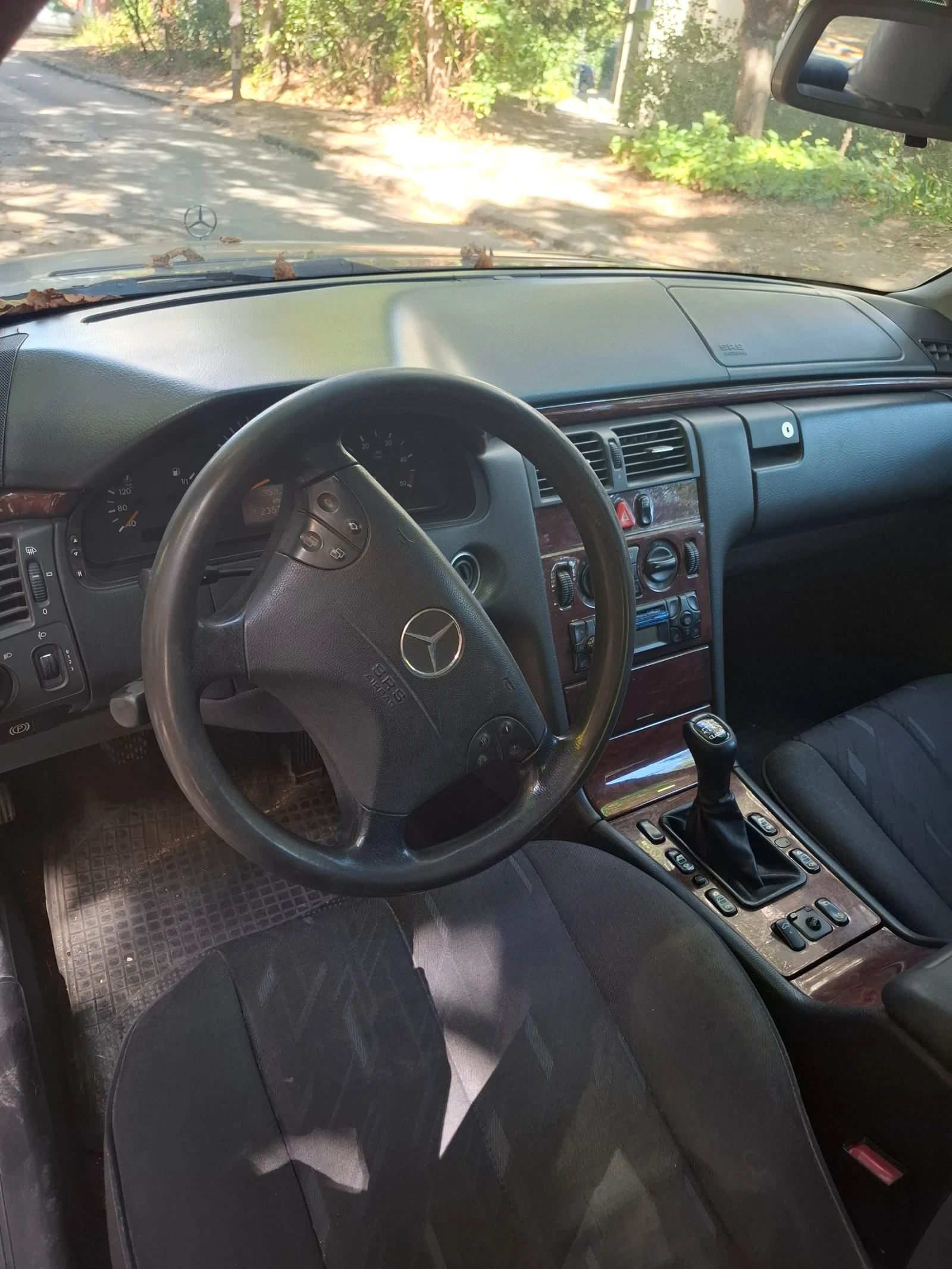 Mercedes-Benz E 220, снимка 3 - Автомобили и джипове - 54115492