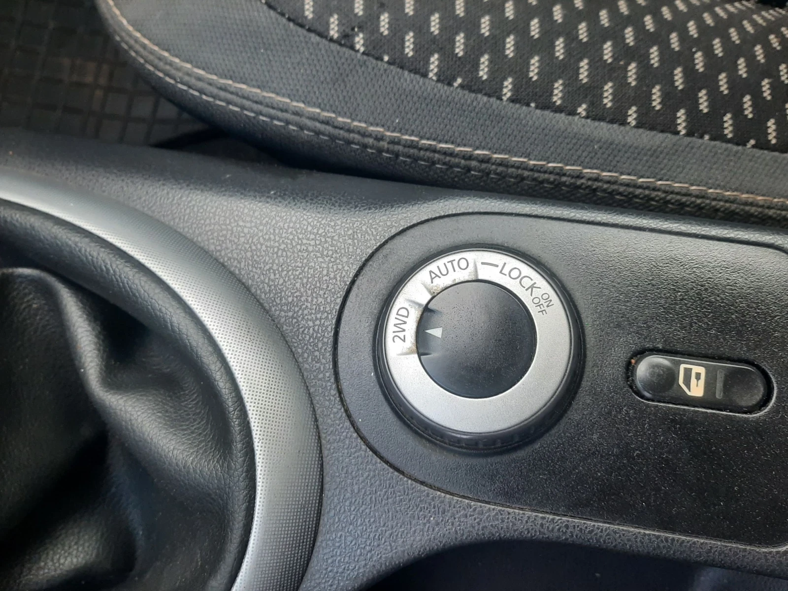 Nissan Qashqai 2.0DCI4x4 KLIMATRON, снимка 11 - Автомобили и джипове - 54355585