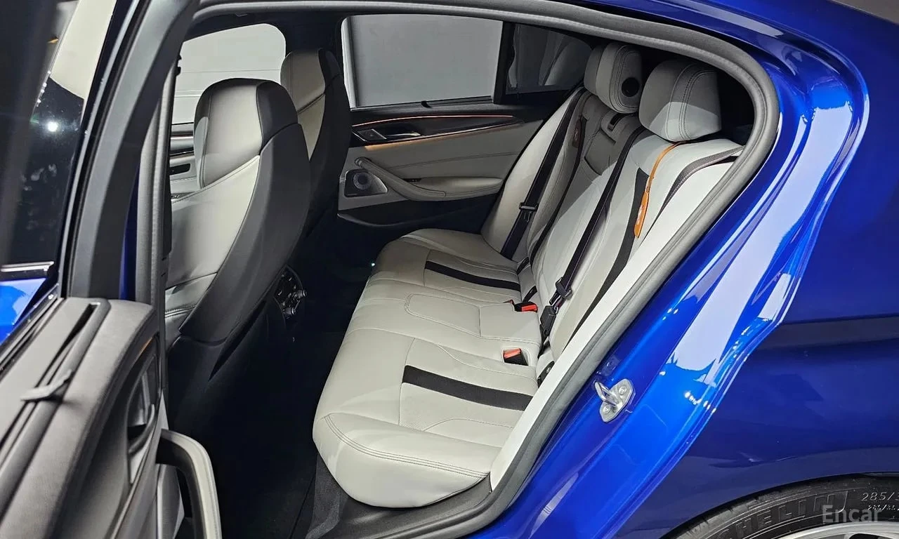 BMW M5  Sedan / Bowers & Wilkins / Автокредит , снимка 12 - Автомобили и джипове - 55949639