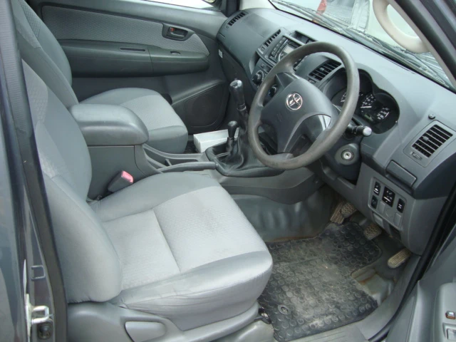 Toyota Hilux 2.5D-4D, снимка 8 - Автомобили и джипове - 48732855