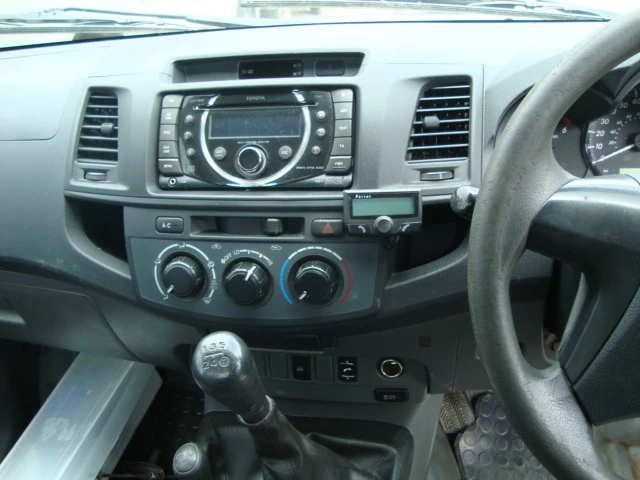 Toyota Hilux 2.5D-4D, снимка 9 - Автомобили и джипове - 48732855