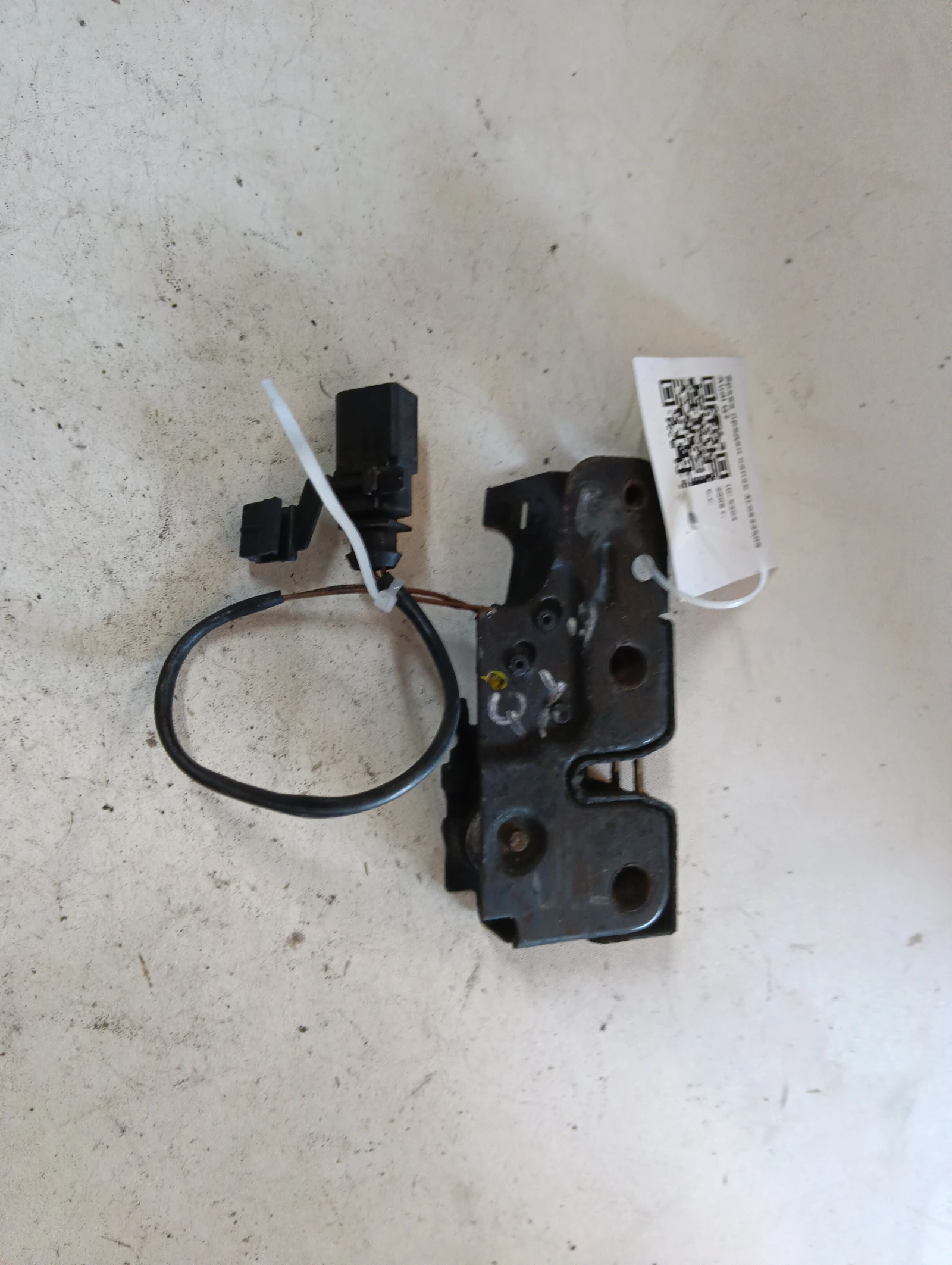 брава преден капак 4L0823509 Audi Q7
