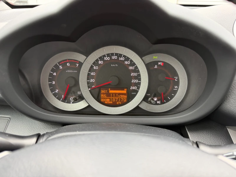 Toyota Rav4 2.2D4D* 4X4* KLIMA, снимка 11 - Автомобили и джипове - 53572143