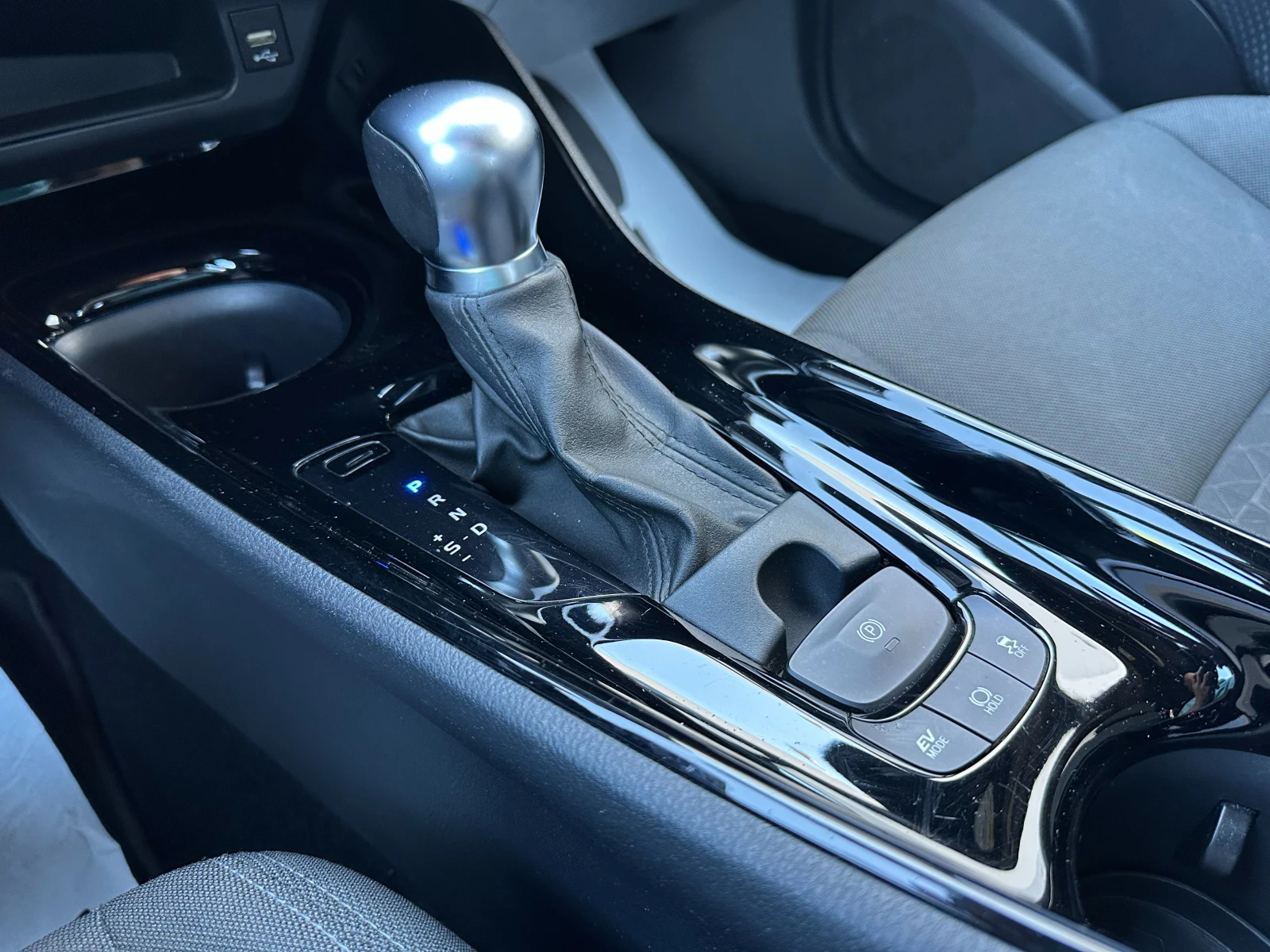 Toyota C-HR 2.0 hybrid/Facelift, снимка 11 - Автомобили и джипове - 54338326