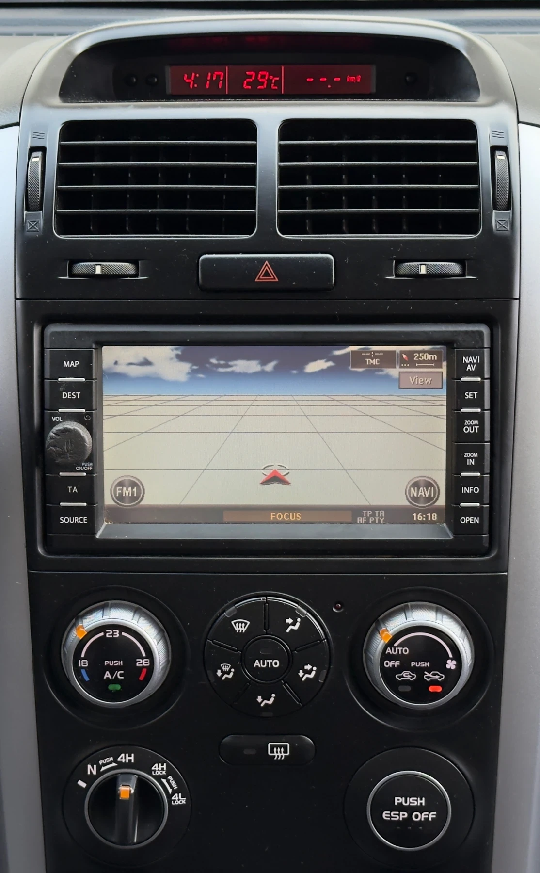 Suzuki Grand vitara 1.9DDIS//NAVI* KEYLESS GO, снимка 13 - Автомобили и джипове - 55710730